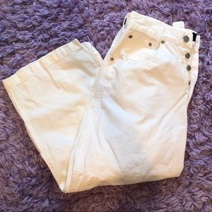 Button closure white capri